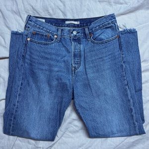 Super cute Levi’s Wedgie Jeans